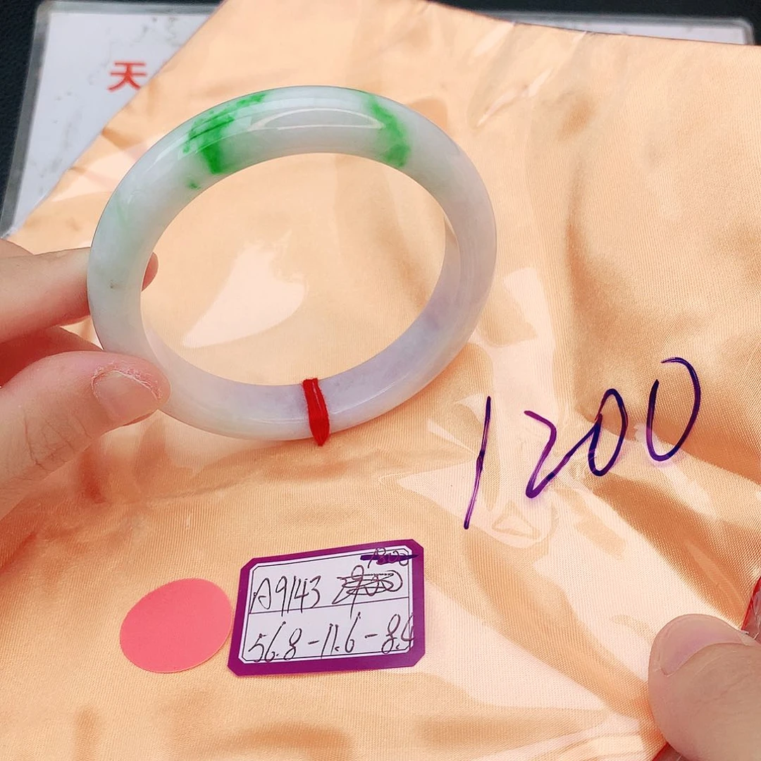 翡翠手镯未镶嵌翡翠