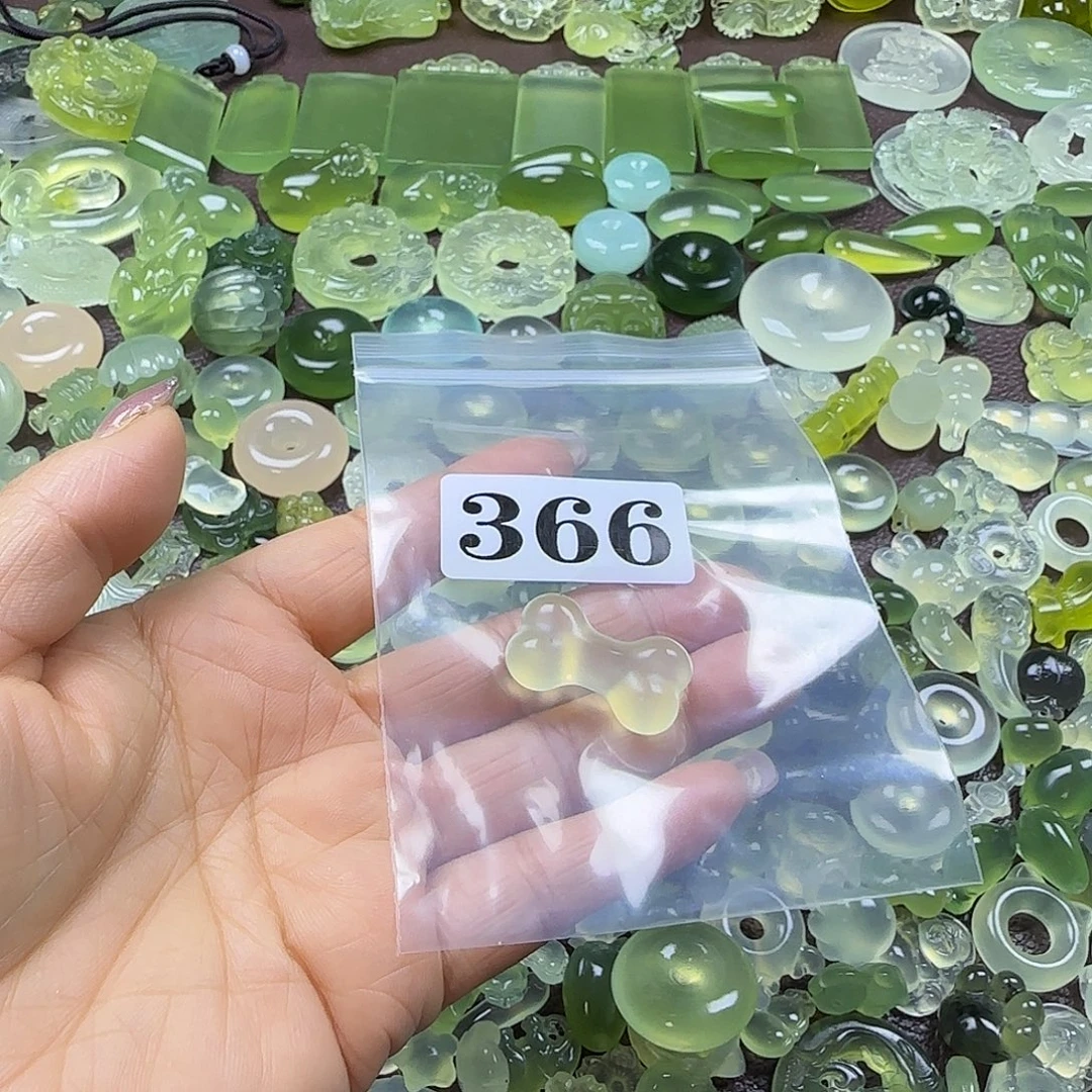 泥***巴蛇纹石玉未镶嵌岫玉吊坠