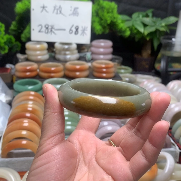 石英质玉（佘太翠）未镶嵌手镯60