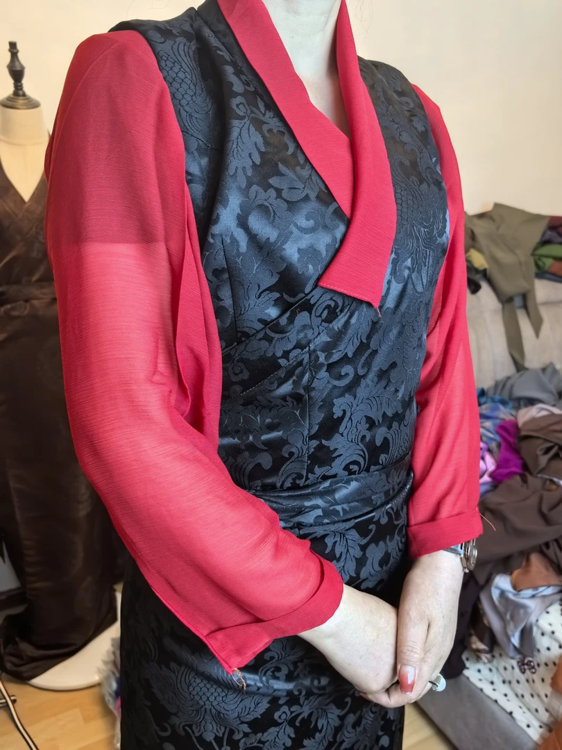 雪峰缘服装店红衬衣