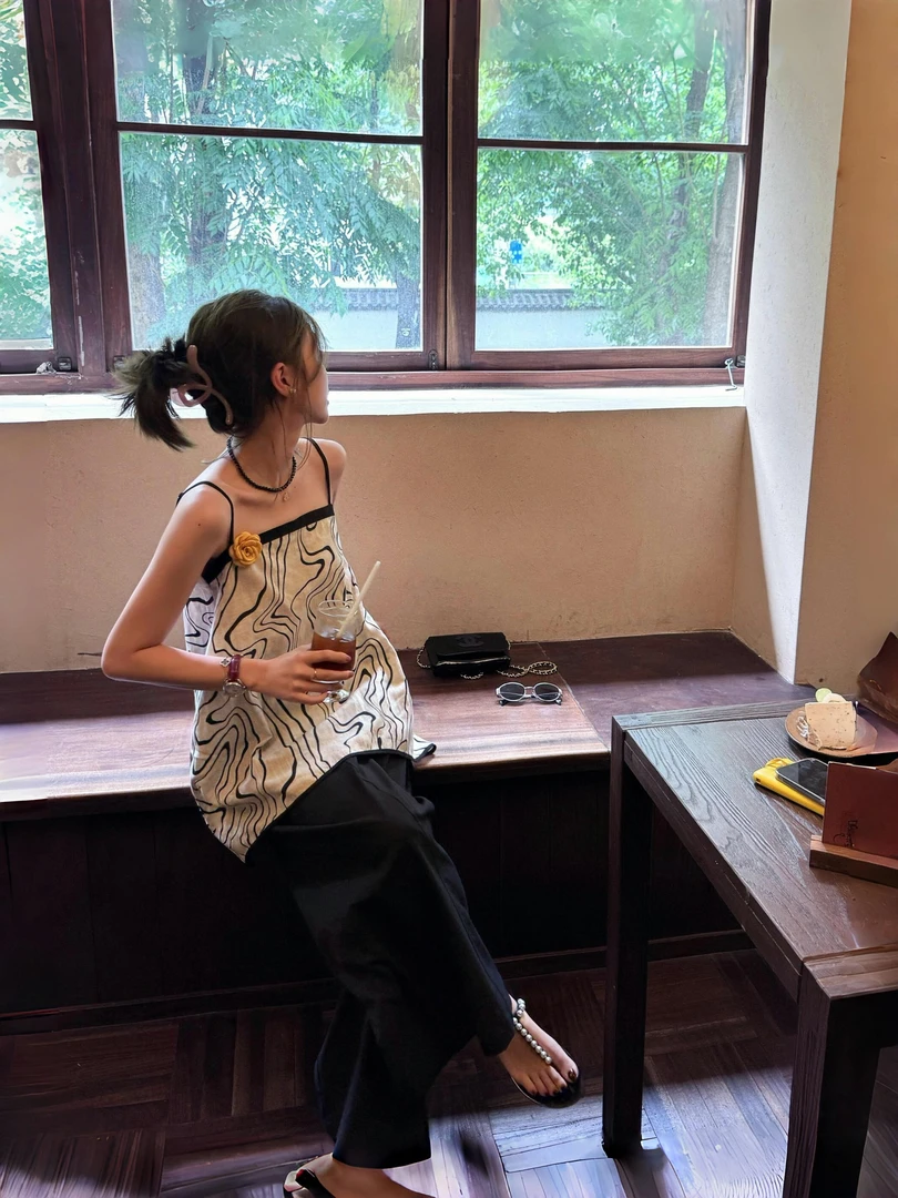 夏日度假风性感宽松露肩水波纹印花吊带背心女2025时尚减龄穿搭潮
