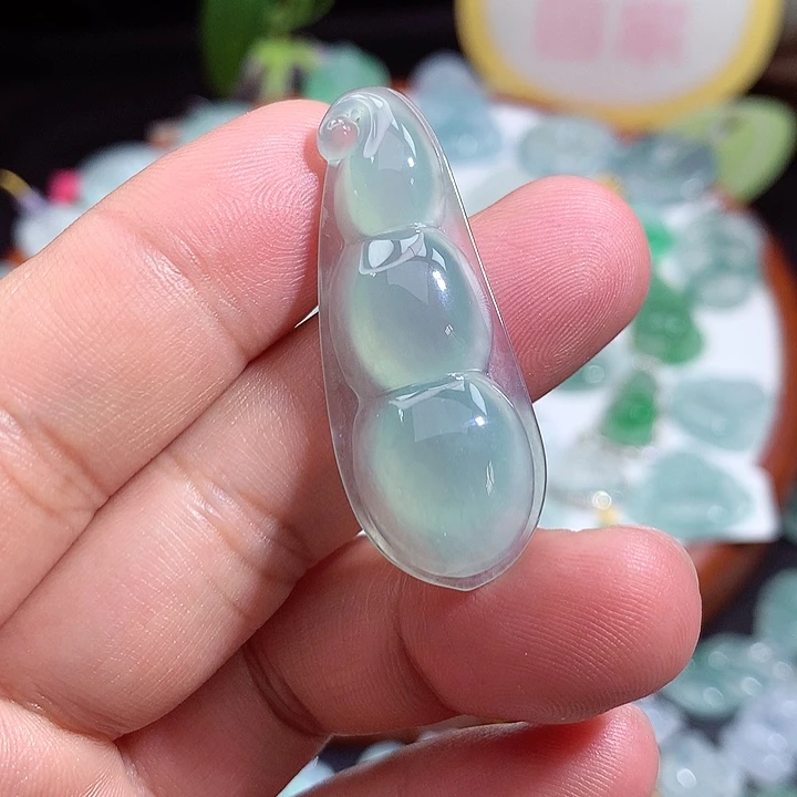 翡翠未镶嵌颈饰福豆