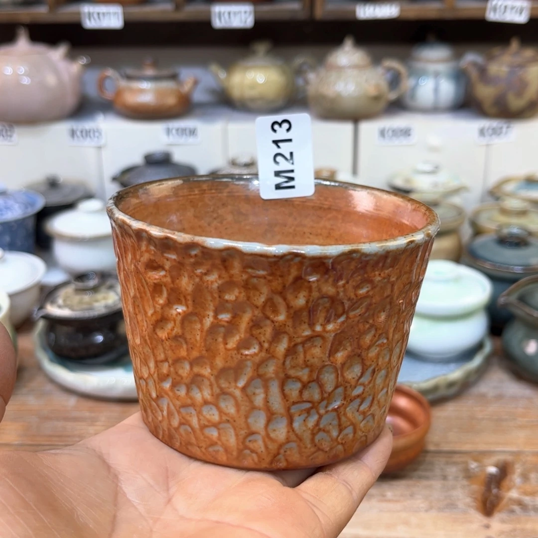 茶杯朱泥陶瓷碗里