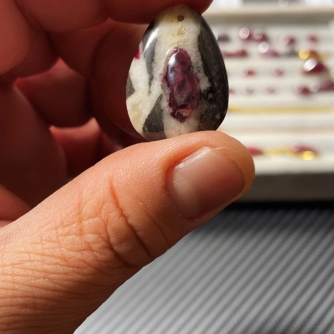 天然辰砂天然朱砂带皮晶体吊坠