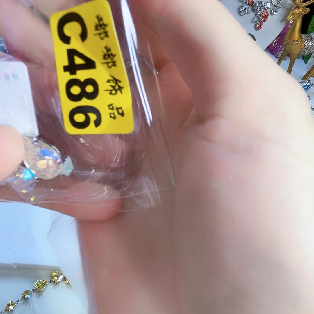 皮质铁合金耳环水晶越光
