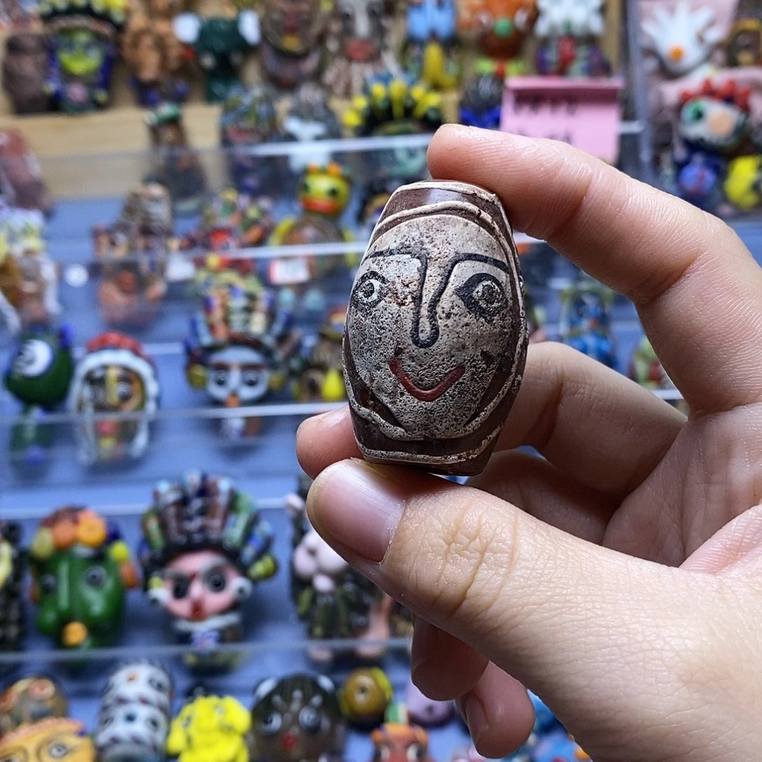 琉璃颈饰人面桶珠