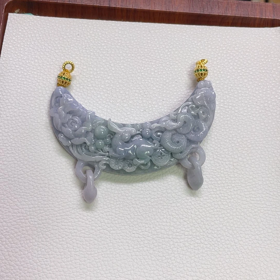 翡翠未镶嵌颈饰弯弯