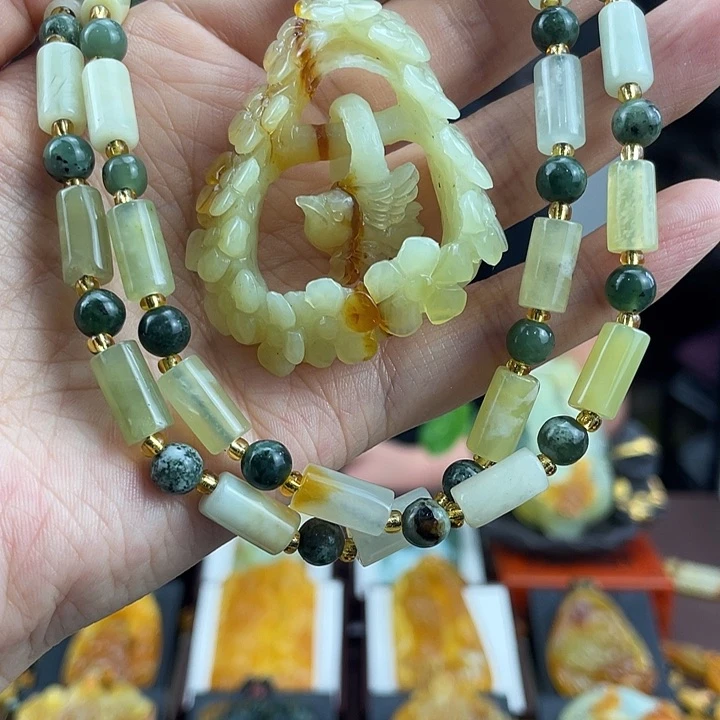 蛇纹石玉未镶嵌颈饰