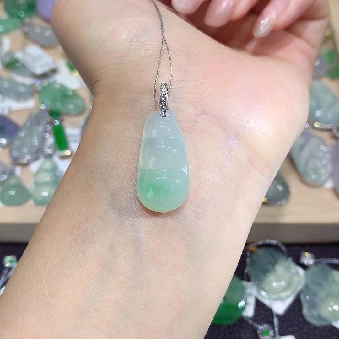 翡翠18K金镶嵌颈饰豆子