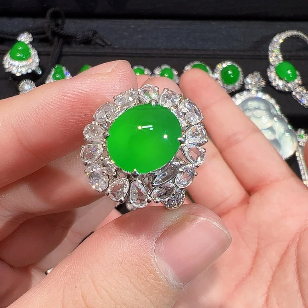 翡翠18K金镶嵌戒指蛋面