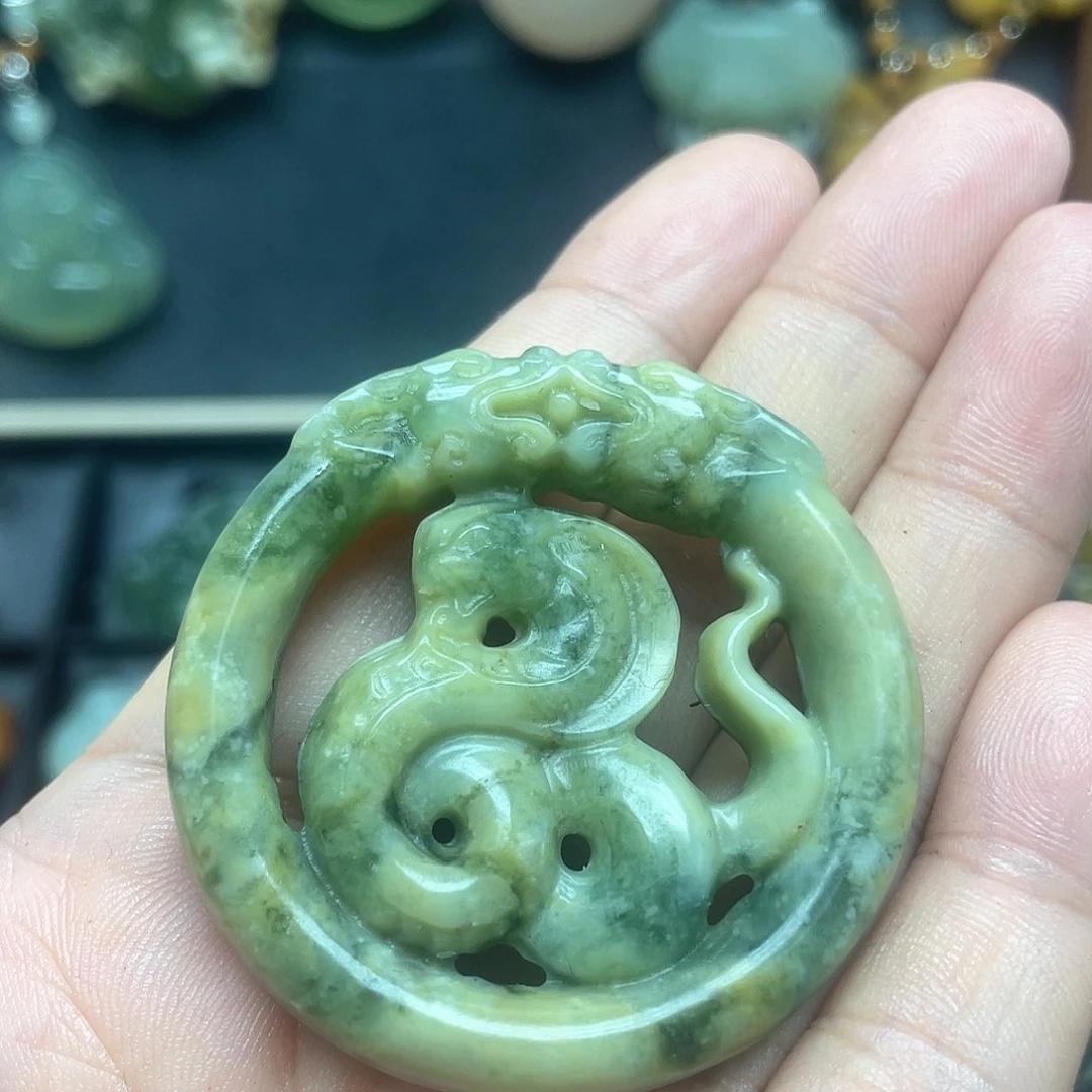 穿***期蛇纹石玉未镶嵌颈饰