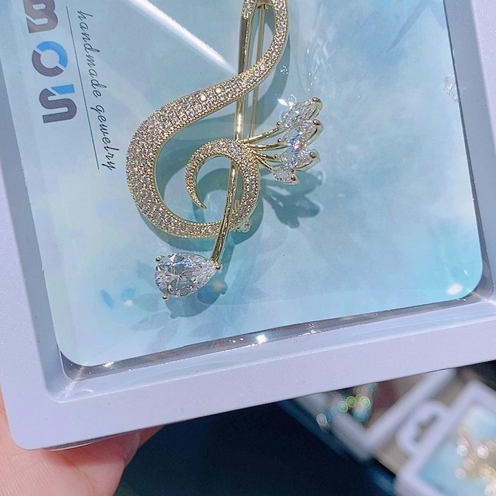 锆石铜合金音符胸针 金色