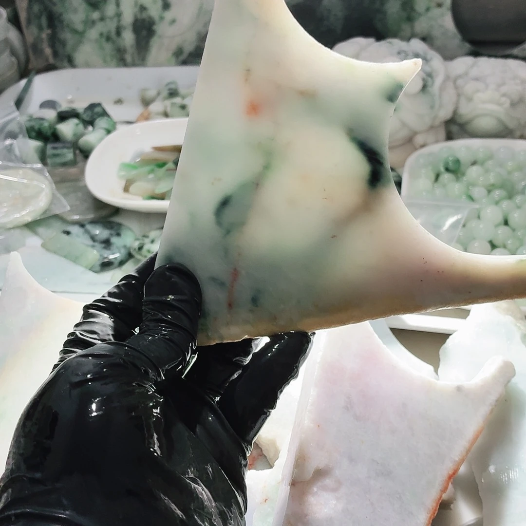 翡翠未镶嵌颈饰边角料