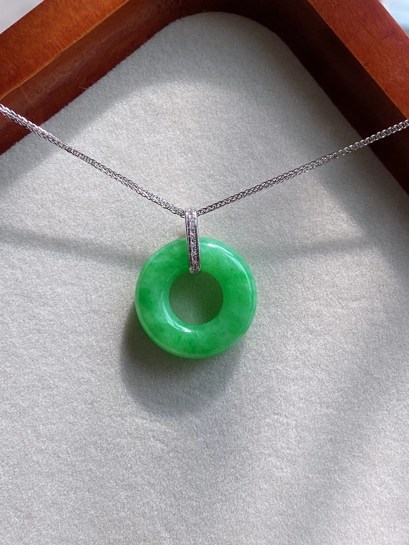 天然缅甸A货翡翠精美时尚百搭款辣绿色甜甜圈吊坠18k白金镶嵌