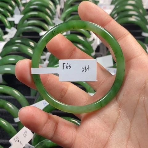 和田玉（碧玉）手镯未镶嵌有瑕疵