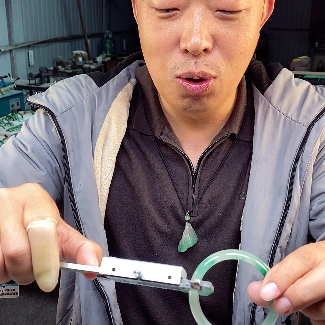 石英质玉（非洲翠）未镶嵌手镯