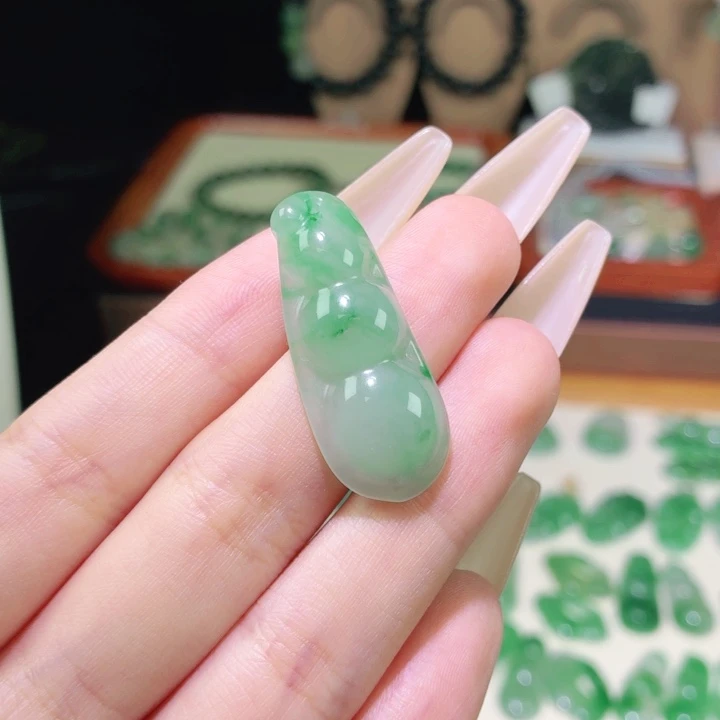 石英质玉（非洲翠）未镶嵌颈饰