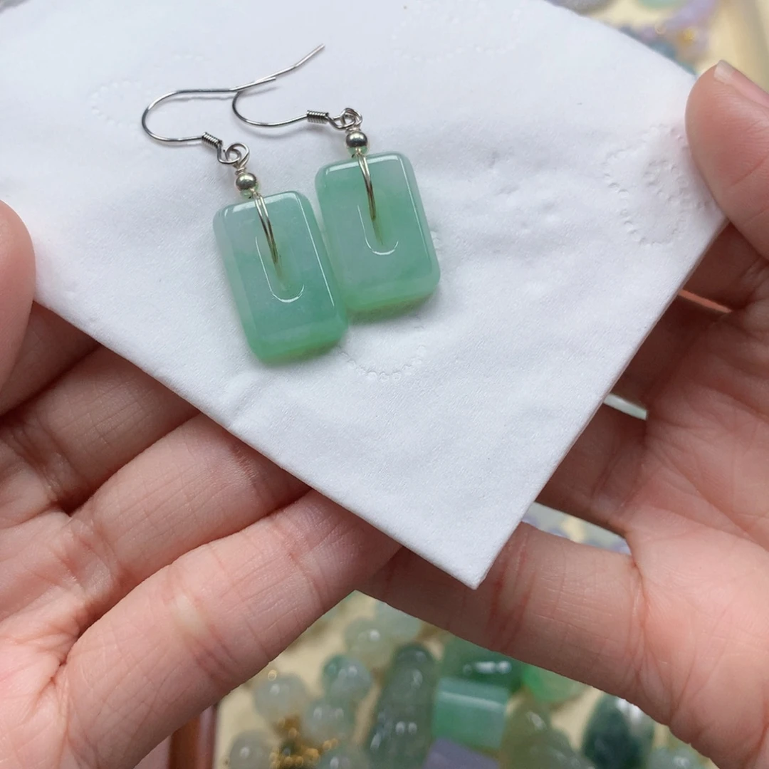 翡翠未镶嵌颈饰是