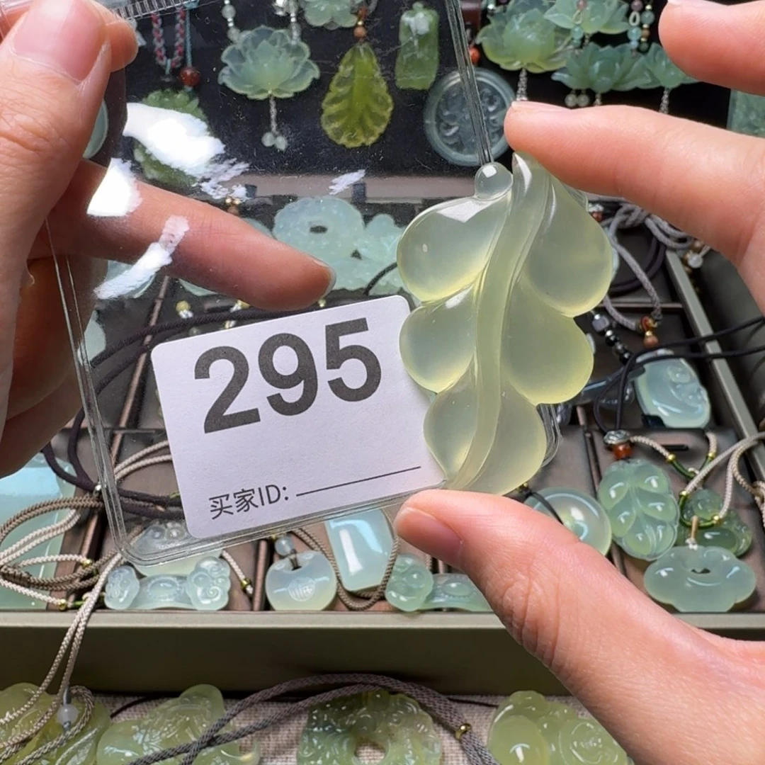 蛇纹石玉颈饰未镶嵌?**。