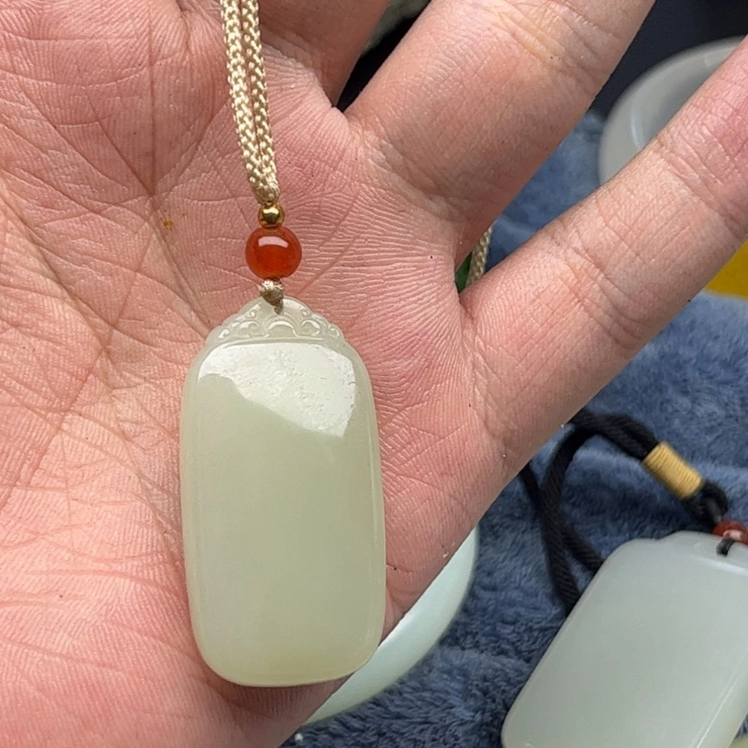 和田玉未镶嵌颈饰且末四号矿钢板无事牌