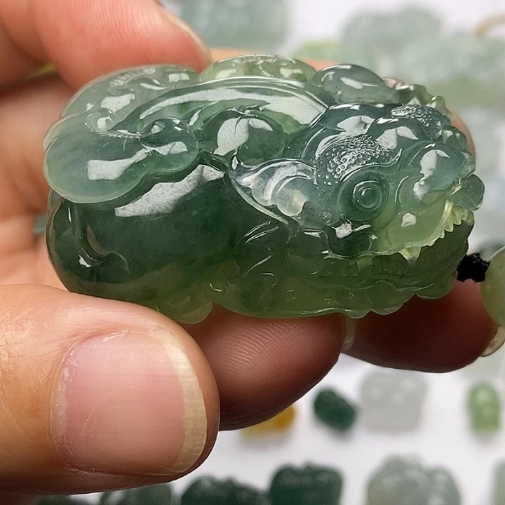 翡翠未镶嵌颈饰口含珠冰飘花
