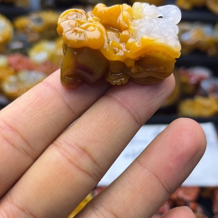 石英质玉（黄龙玉）未镶嵌颈饰