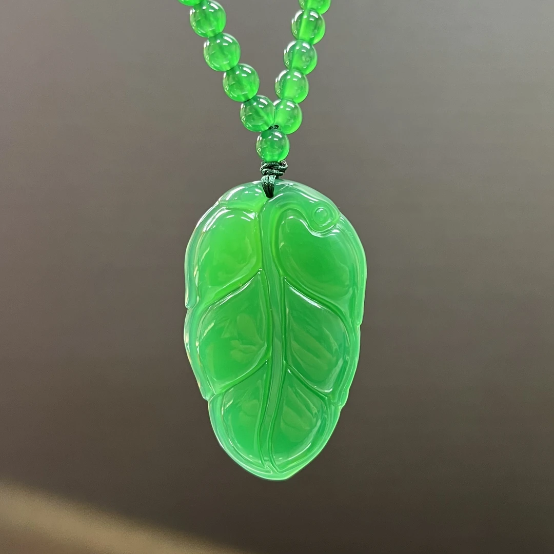 七七甄选时尚大气玉髓树叶吊坠赠链