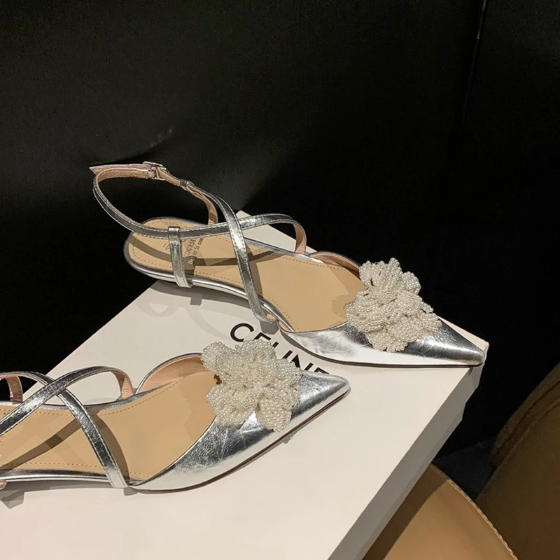 珍珠花朵包头凉鞋女2025年夏季新款真皮尖头小坡跟后空玛丽珍单鞋