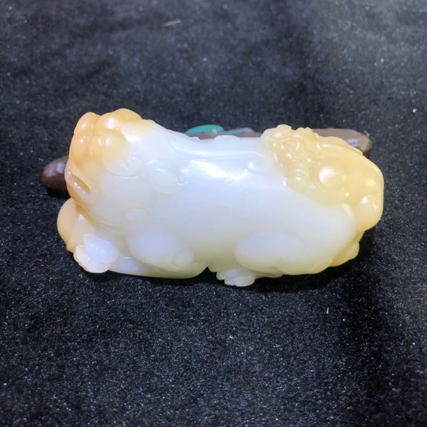 新疆和田玉且末糖白红头红尾貔貅手把件