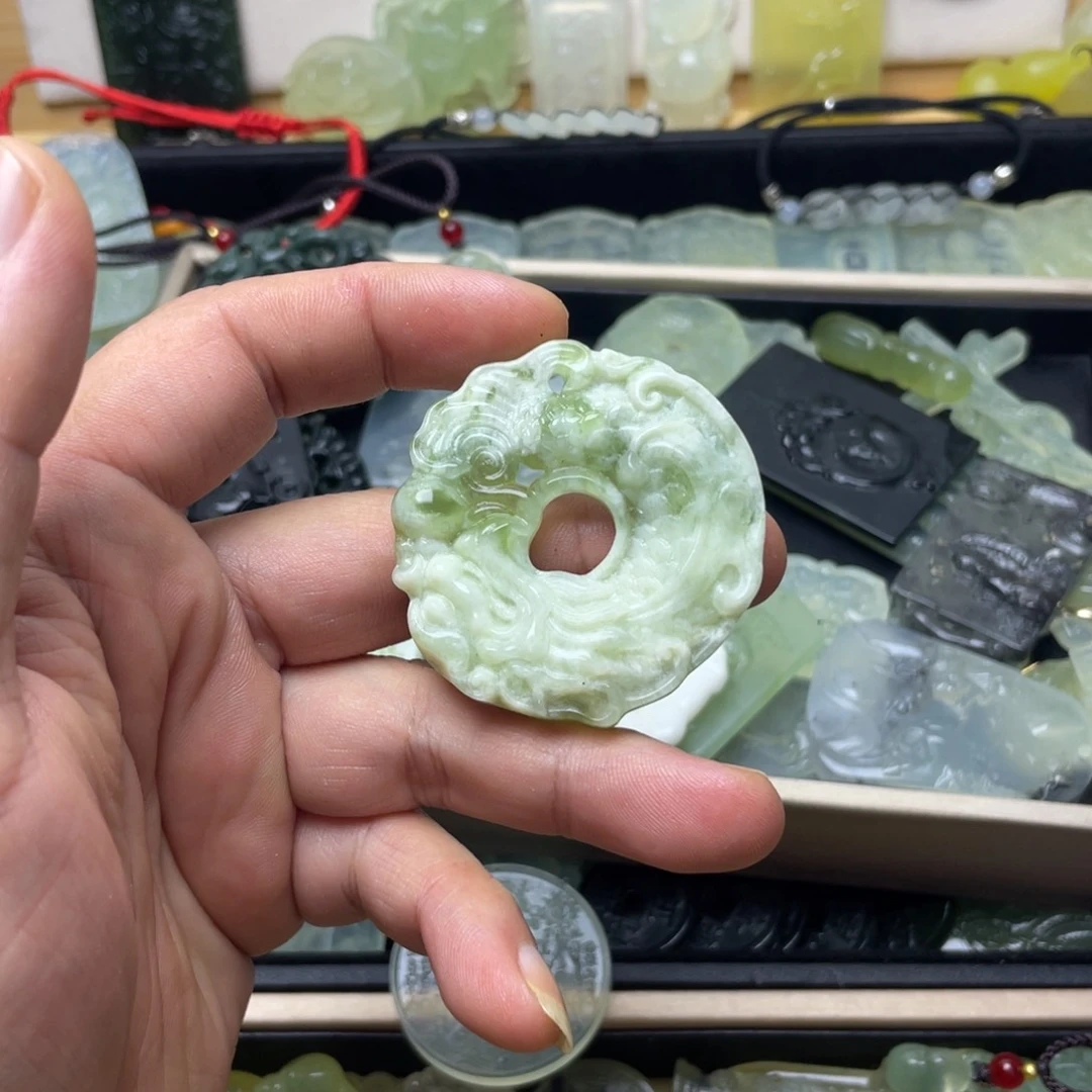 未镶嵌蛇纹石玉颈饰