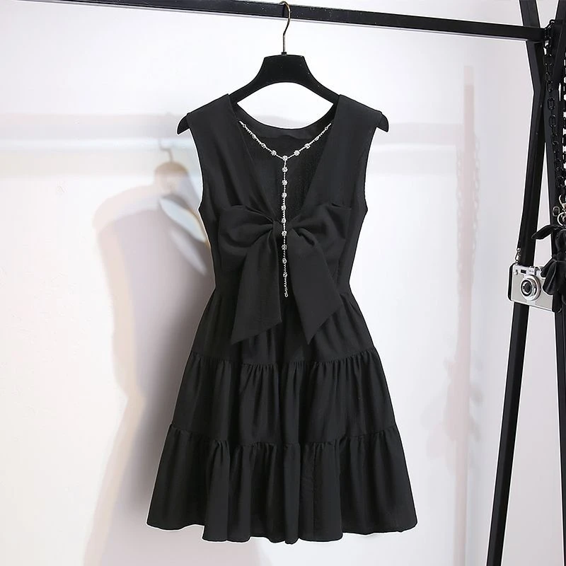 休闲慵懒风无袖挂脖露背连衣裙女高级感2025夏季新款赫本风收腰蓬