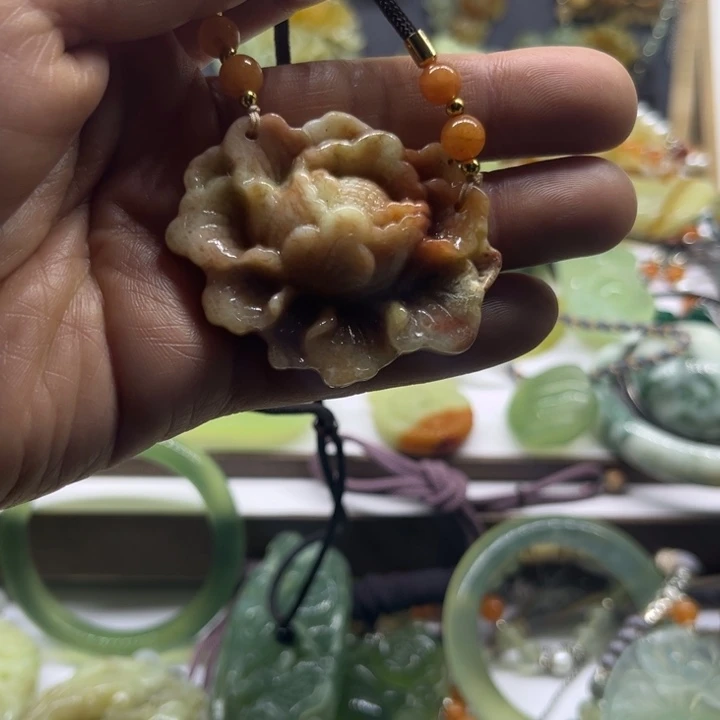 蛇纹石玉未镶嵌颈饰