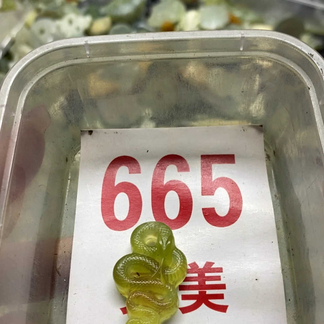 蛇纹石玉挂坠未镶嵌