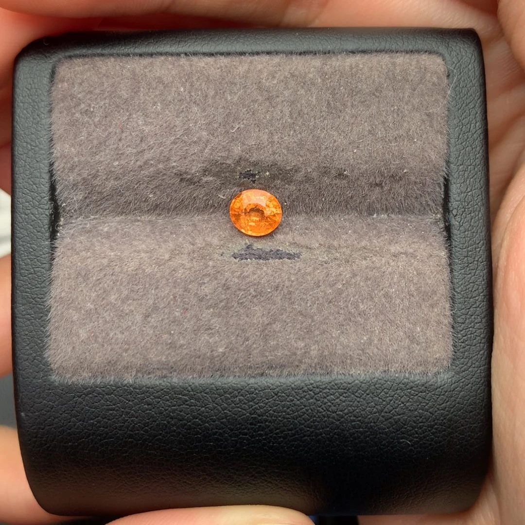 未镶嵌裸石石榴石（芬达石）1.11ct