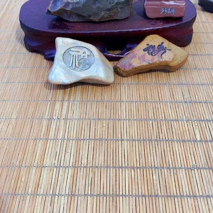 独***岳原石雕刻工艺品手把摆件