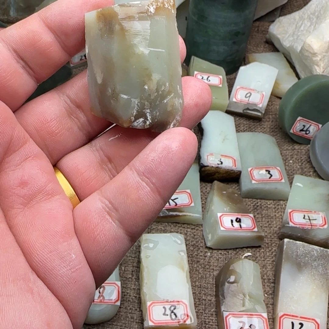 和田玉（糖玉）未镶嵌珠宝奇石