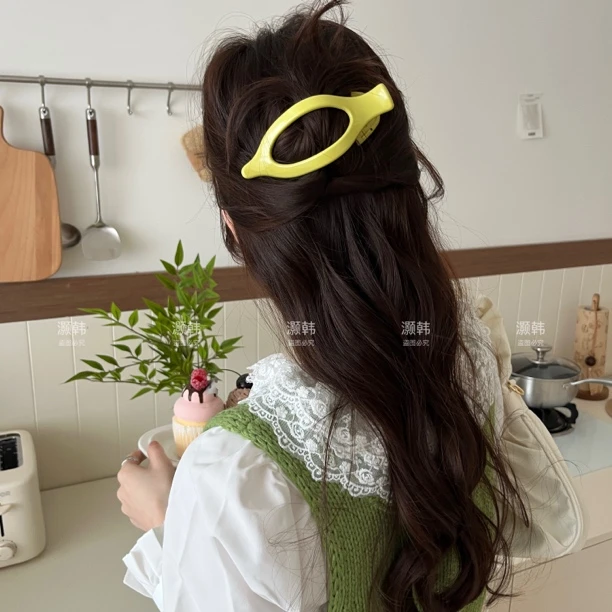 欧若风韩女穿搭！简约就是高级～新款牛油果绿椭圆宽边横夹鸭嘴夹