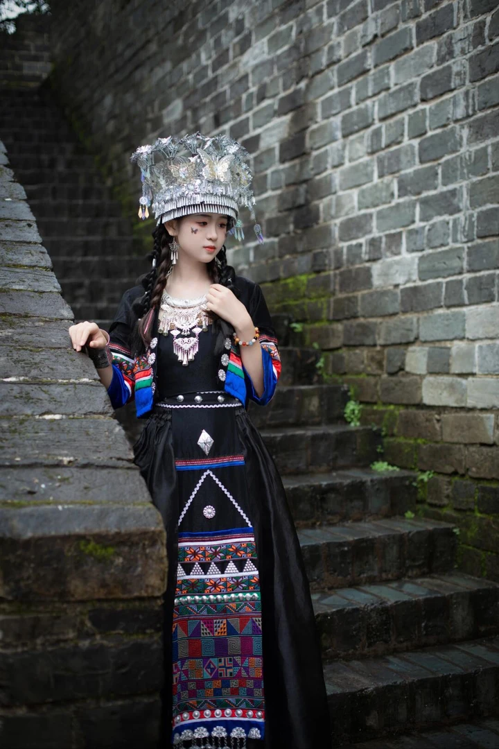 贵州苗族新款少数民族演出服民族风苗寨舞台旅拍写真服饰套装服装