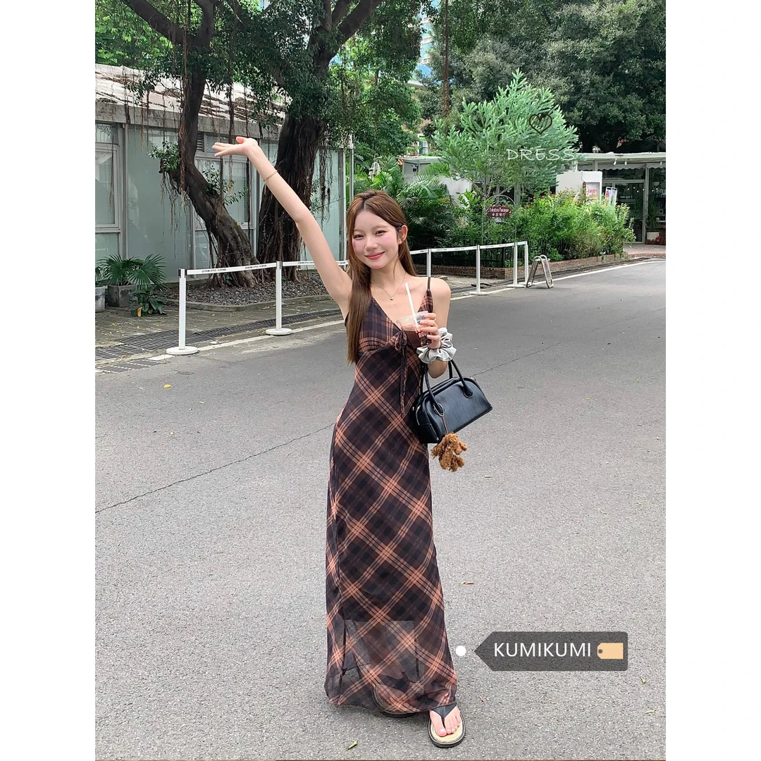 D260设计感收腰鱼尾包臀高腰吊带格子连衣裙女夏季辣妹A字长裙