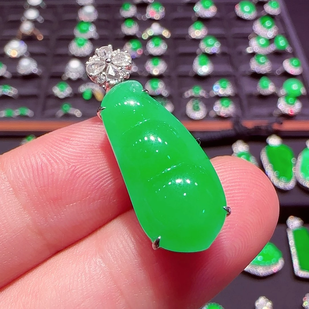 翡翠18K金镶嵌颈饰吊坠