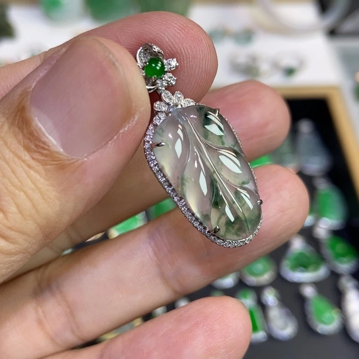 翡翠18K金镶嵌颈饰