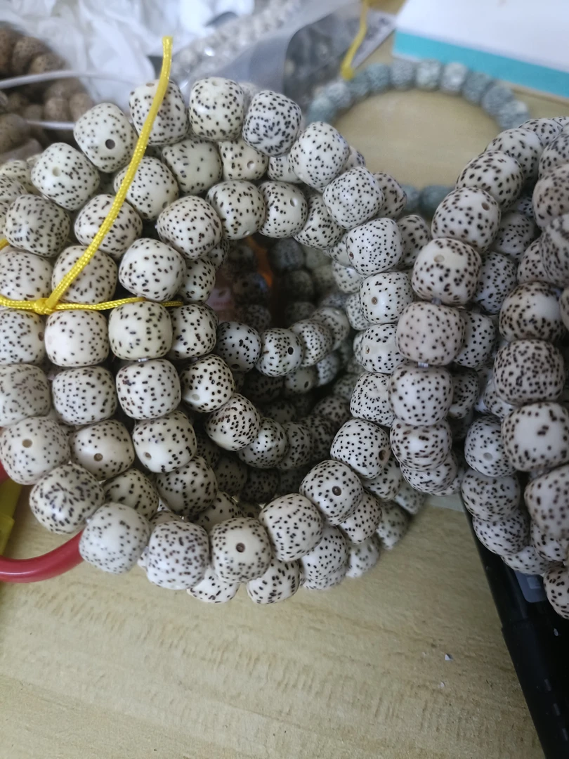 开播福利     买1发3..10*9原生态白氧化手串