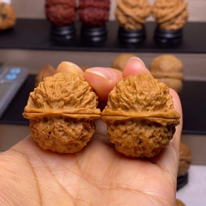 文玩核桃把件珊瑚绣球1