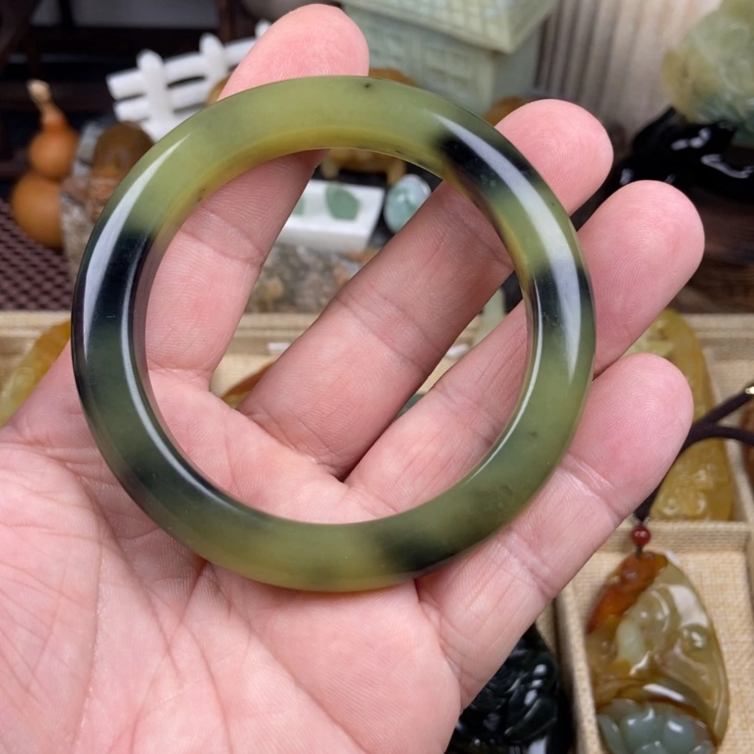 蛇纹石玉手镯未镶嵌三**汇