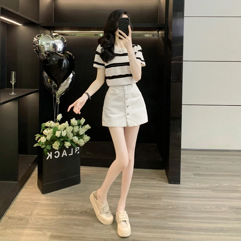 夏季轻熟穿搭一整套女时尚条纹针织短袖上衣白色牛仔短裙裤两件套