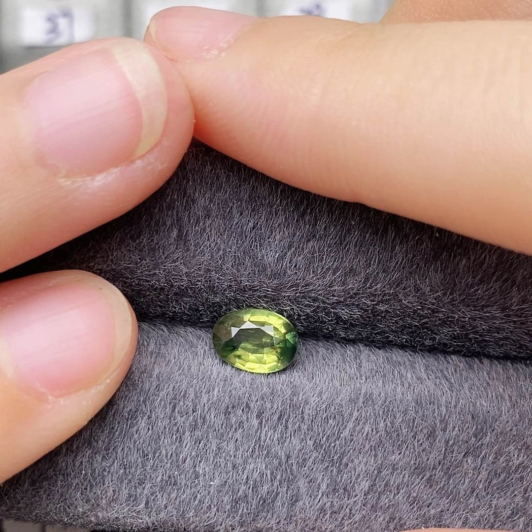 蓝宝石裸石未镶嵌黄绿色明亮火彩好1.01ct/1002号