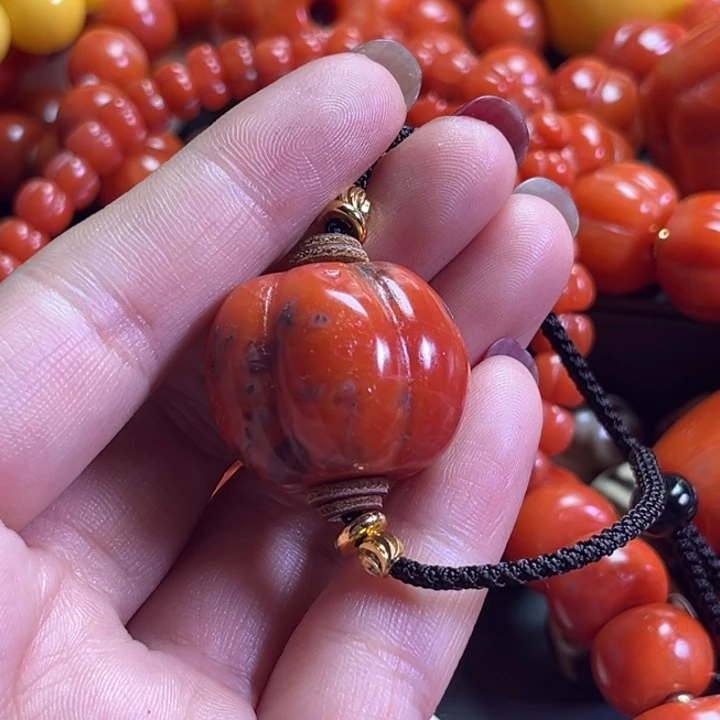 颈饰玻璃自**翔琉璃……………..