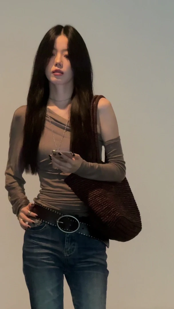 性感辣妹露肩长袖T恤女2025秋季短款修身显瘦上衣高腰紧身牛仔裤