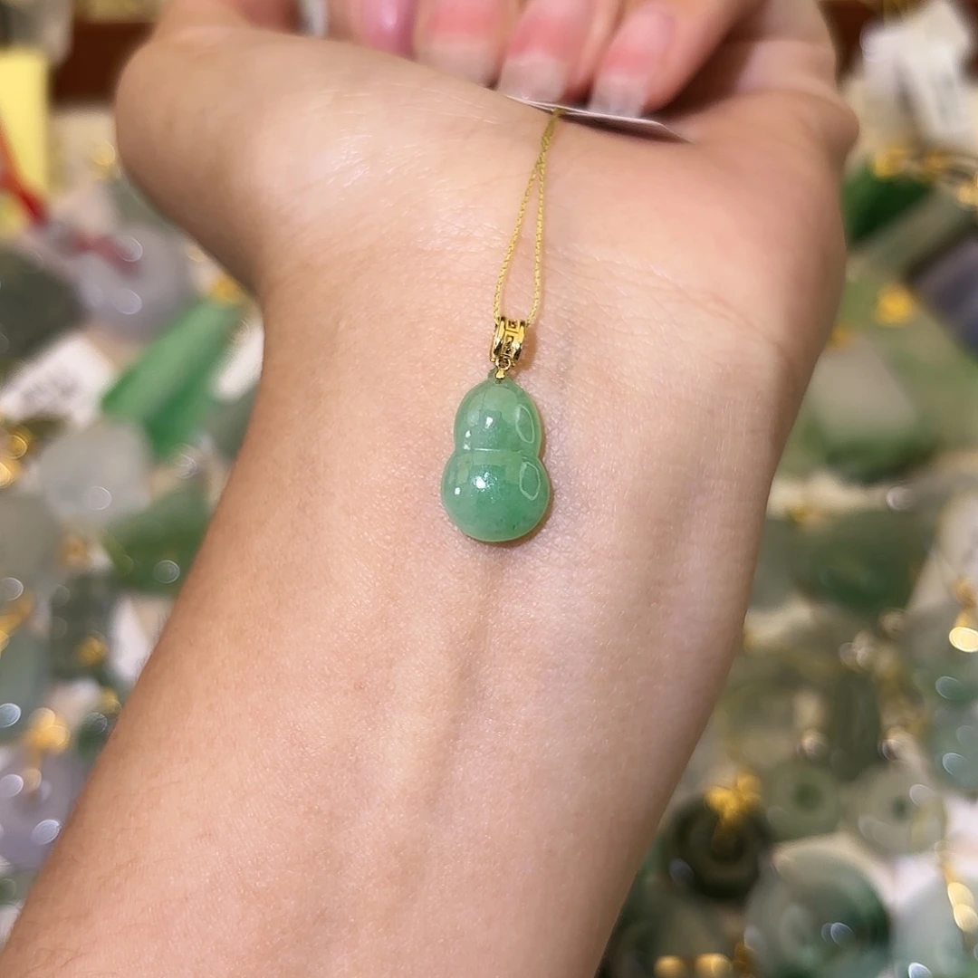 翡翠18K金镶嵌颈饰葫芦