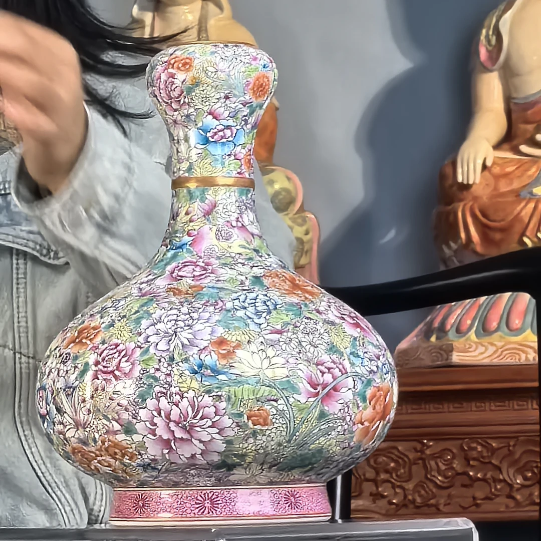 清 粉彩万花蒜头瓜棱瓶